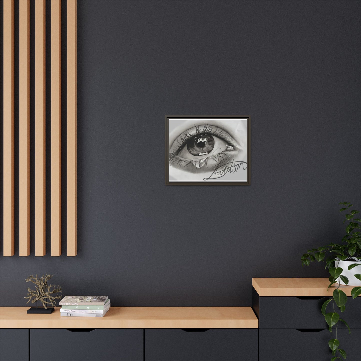 Gerahmte Leinwandkunst – Realistisches Auge mit tränenförmiger Signatur
