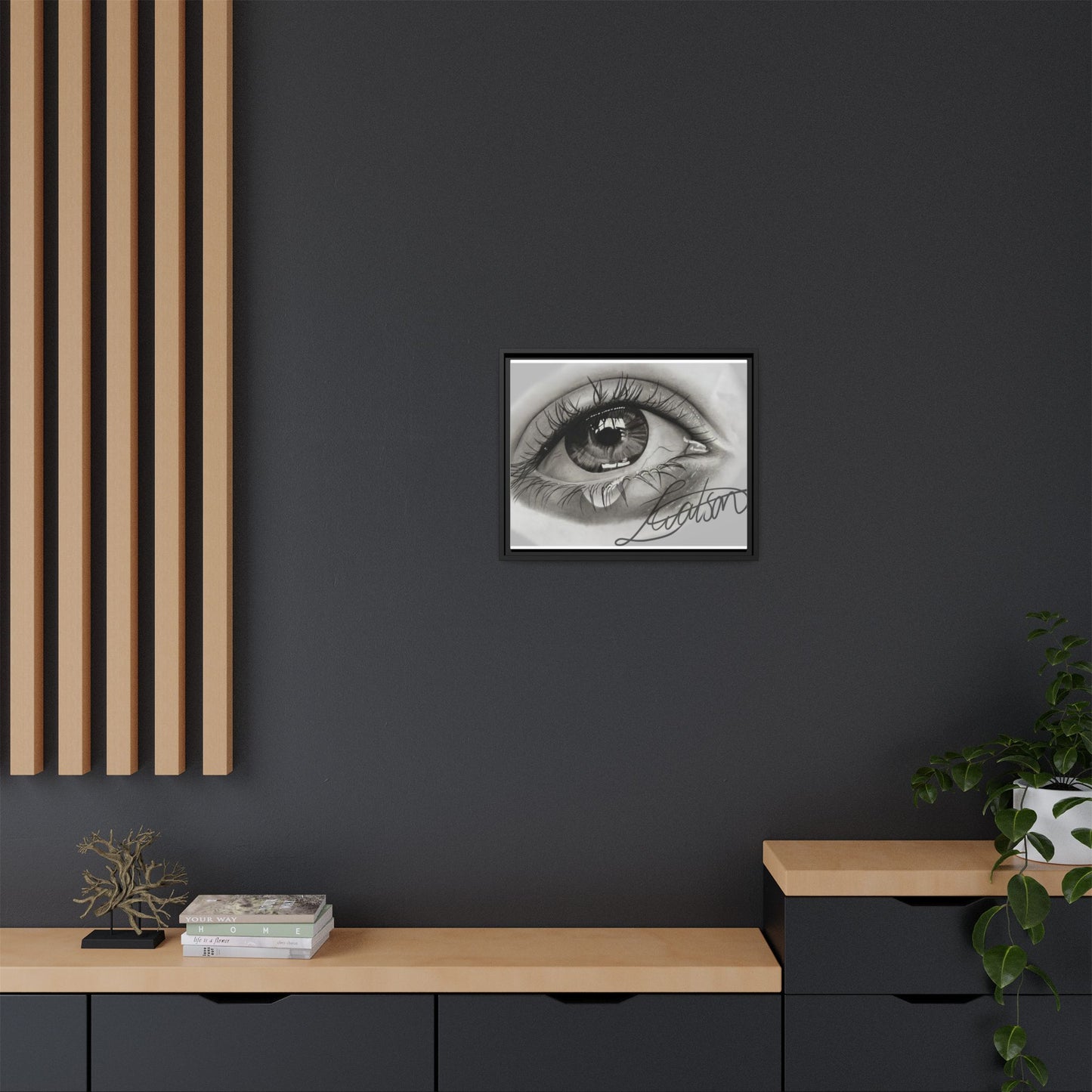 Gerahmte Leinwandkunst – Realistisches Auge mit tränenförmiger Signatur