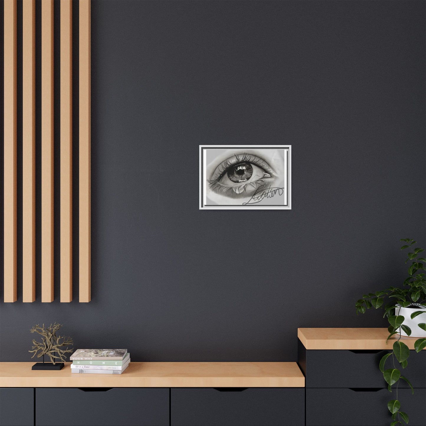 Gerahmte Leinwandkunst – Realistisches Auge mit tränenförmiger Signatur